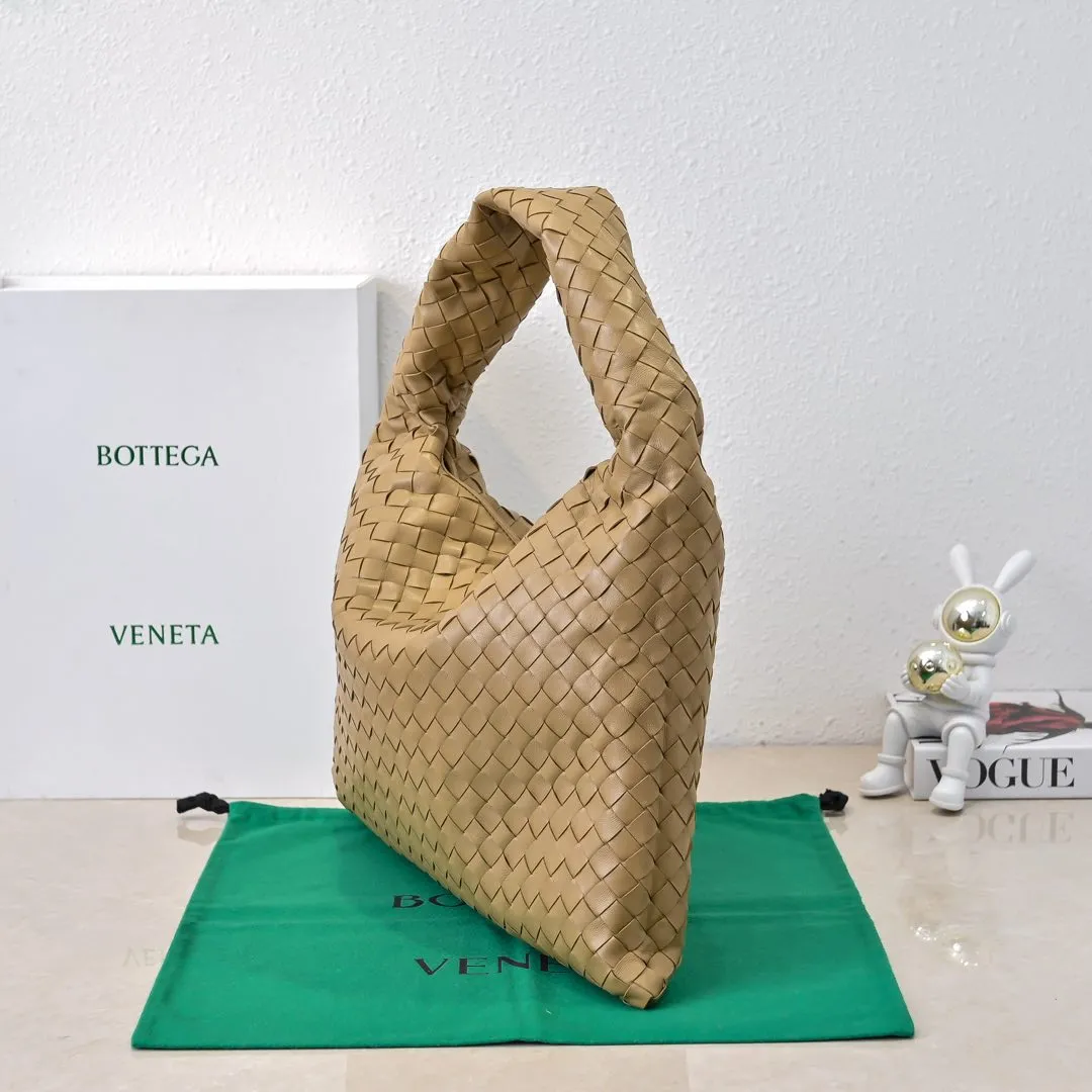 Batch 1960 #Bv new medium-sized HOP bag, the bag body and handles are made of a whole piece of woven leather. The bag body is soft and lazy. Hop symbolizes the praise of innovation and eternal craftsmanship [love]. The pyramid silhouette combines practicality and fashion. It is modern and casual, and the bag mouth is double-sided closed design, more convenient and safe! The cowhide texture also makes the bag more wear-resistant and durable. A must-have for fashionable ladies who like minimalism yet comfortable and casual! Size: 46x21x10cm Model: 6262